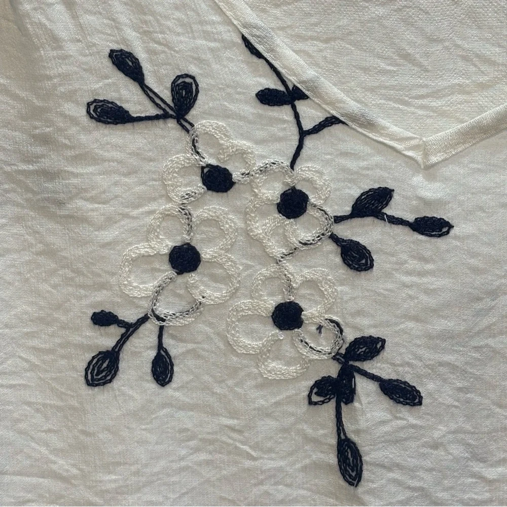 NWT Anthropologie Kindred White Blouse with Navy Floral Embroidery Size M